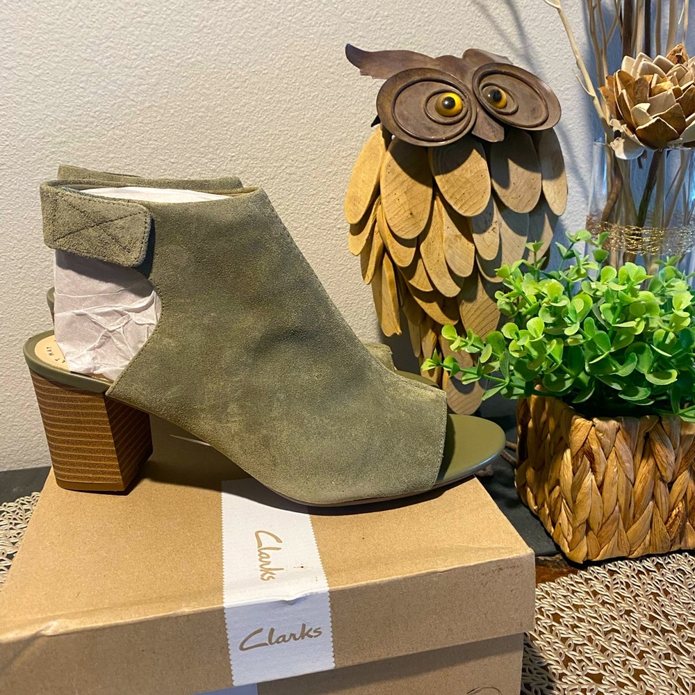 NIB Clark’s olive green peep toe heels Size 9.5